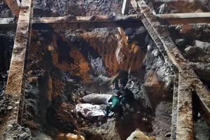 Quả bom ở Cửa Bắc: Không dùng điện thoại trong bán kính 200m