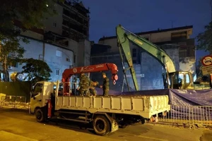 Đã di dời quả bom ở phố Cửa Bắc, gỡ bỏ các hàng rào bảo vệ 