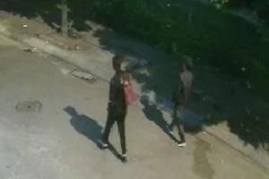 Nghi phạm cùng bạn gái đi vào nhà nghỉ. Ảnh: DH