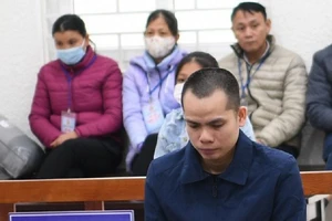 Cha cầm kéo đâm mẹ, con trai 5 tuổi lao vào cứu