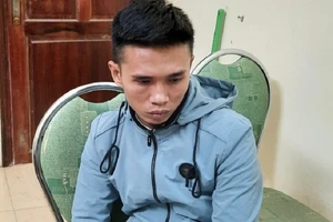 Nữ nhân viên quán karaoke bị khách hiếp dâm tại phòng hát