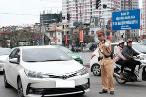 CSGT Hà Nội sẽ dán thông báo xử phạt lên kính ô tô