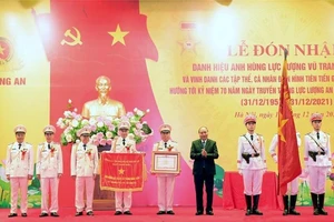 Thủ tướng trao tặng danh hiệu Anh hùng lực lượng vũ trang nhân dân cho Cục ANĐT Bộ Công an. Ảnh: BCA