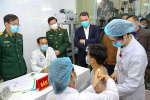 Cận cảnh tiêm mũi vaccine COVID-19 đầu tiên tại Việt Nam