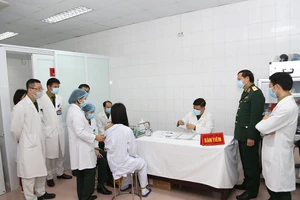 3 người đầu tiên được tiêm vaccine COVID-19 nhóm liều 50mcg