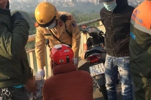 Đầu năm mới, thanh niên định nhảy cầu vì chán chuyện tình cảm