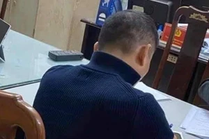 Triệu tập tài xế đánh gãy răng người nhắc dừng đèn đỏ