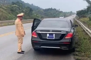 Tài xế Mercedes dán kín biển số để né CSGT phạt nguội