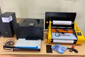 Choáng: Sản xuất tiền giả bằng máy in màu và ép nylon