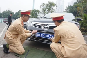 CSGT kiểm định, gắn biển tạm cho 109 ô tô phục vụ Đại hội XIII