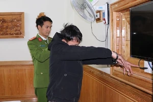 Quay lén các cặp đôi ‘ân ái’ trong nhà nghỉ rồi tống tiền