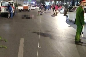 Xe máy tông tử vong 2 người đi bộ qua đường