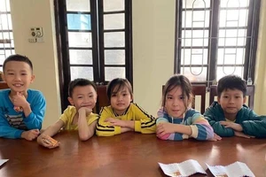 Nụ cười của 5 ‘thiên thần’ khi trả lại tiền cho người đánh rơi