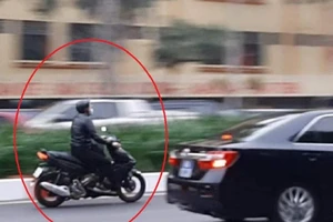 Chiếc xe máy đi vào phần đường ưu tiên của đoàn xe chở đại biểu Đại hội XIII. Ảnh: FB