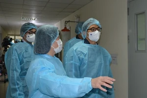 Phó Thủ tướng Vũ Đức Đam thị sát phòng xét nghiệm của CDC Hà Nội. Ảnh: Sở Y tế Hà Nội