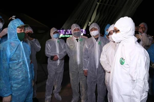 Phó Thủ tướng Vũ Đức Đam thị sát 2 ổ dịch Chí Linh, Đông Triều