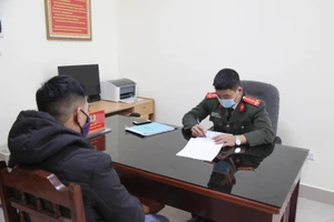 Công an triệu tập nam thanh niên tung tin bệnh nhân COVID ‘đi hát có tay vịn'. Ảnh: CACC