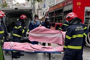 Lực lượng chức năng đưa các nạn nhân ra ngoài. Ảnh: FB