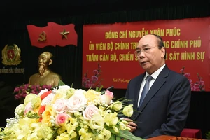 Thủ tướng Nguyễn Xuân Phúc phát biểu khi tới thăm cán bộ, chiến sĩ Cục Cảnh sát hình sự. - Ảnh: VGP/Quang Hiếu