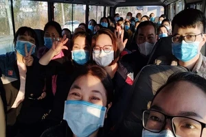 BS Ngân và các đồng nghiệp trên chuyến xe cứu thương đi ngắm phố phường trong dịp Tết