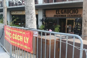 Hà Nội: Quán ăn trong nhà phải có tấm chắn hoặc giãn cách 2 m