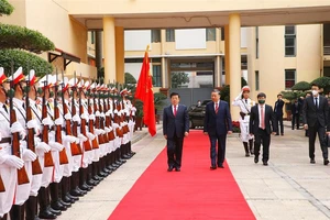 Bộ trưởng Bộ Công an hai nước duyệt Đội danh dự lực lượng Công an nhân dân Việt Nam. Ảnh: Bộ Công an