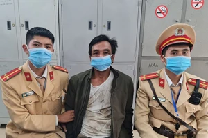 Bị CSGT kiểm tra cồn, tài xế đập vỡ máy đo