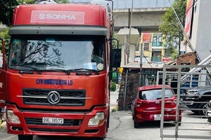 Xe container tải trọng 40 tấn đi lùi trên cao tốc