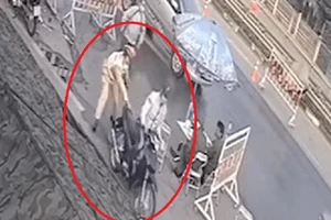 Đi xe máy vào cao tốc rồi bỏ chạy kéo ngã CSGT