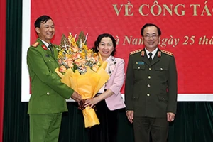 Đại tá Trần Minh Tiến (bìa trái) được bổ nhiệm giữ chức vụ Giám đốc Công an tỉnh Lâm Đồng. Ảnh: CAND