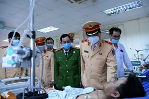 Nhóm thanh niên dàn hàng ngang, tông gãy đùi CSGT