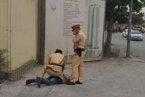 Tài xế ‘dính’ nồng độ cồn đánh CSGT vì không bỏ qua vi phạm