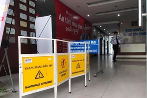 Cận cảnh nơi thủng trần nhà chung cư, 2 người rơi xuống đất