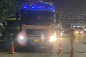 Chiếc xe vi phạm tải trọng bị CSGT xử lý