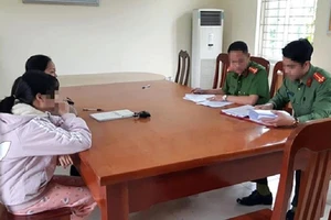 Cơ quan công an làm việc với mẹ con bà Vĩnh. Ảnh: CACC