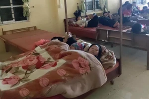 Bà con đi làm CCCD xuyên đêm, được bố trí cả giường để ngủ