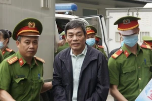 Bị cáo trong đại án gang thép Thái Nguyên được áp giải tới tòa