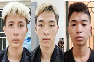 Cao, Hướng, Thế (từ trái qua) tại cơ quan công an.