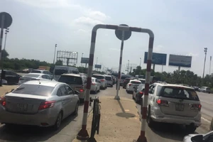 Cao tốc tắc 8km, BOT không xả trạm dù CSGT nhiều lần yêu cầu