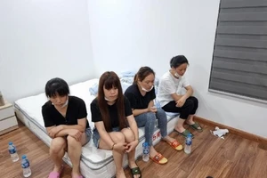 11 người Trung Quốc cố thủ trong nhà khi cảnh sát phát hiện