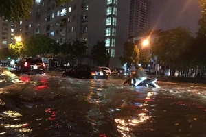 Mưa lớn sau nắng gắt, nhiều phố Hà Nội ngập nước