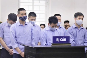 Bất ngờ hoãn xử 4 cựu thanh tra ‘bảo kê logo xe vua’