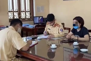 Nữ tài xế điều khiển ô tô đi lùi trên cao tốc