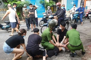 Công an khống chế kẻ quậy tưng, dọa giết người đi đường