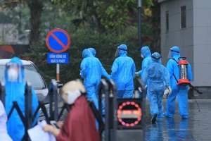 Hà Nội: Phong tỏa tạm thời 4 tòa chung cư vì có ca nghi nhiễm