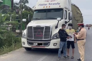 Tài xế xe siêu trường dùng giấy tờ giả hòng qua mặt CSGT