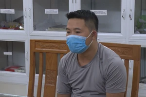 Không đeo khẩu trang còn tấn công cán bộ chốt kiểm dịch