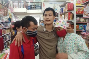 Tài xế container bẻ lái chia sẻ với vợ chồng người đi xe máy