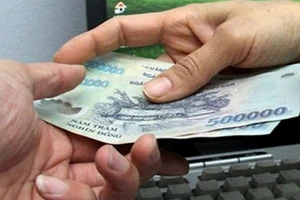 Kế toán xã tống tiền chủ tịch xã