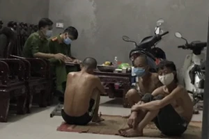 Tụ tập nhậu, 3 người bị phạt 45 triệu đồng